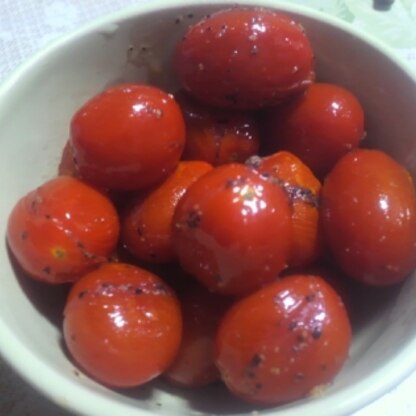 この季節はまだまだトマトが収穫できるので、シンプルで美味しいし、しょっちゅう作ります！生も好きだけど、火を通したトマトはもっと好きです！